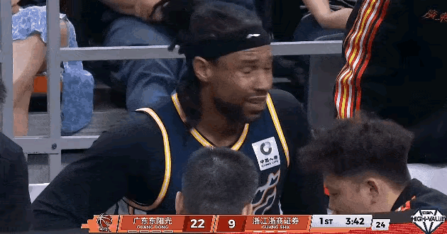 广东队内线再遭重创！
广东队内线本来就弱，之前还有焦泊乔可以轮换，现在他不知道什