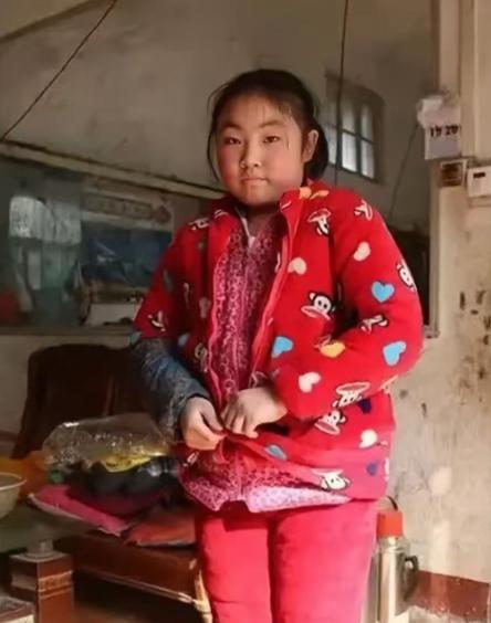 泪目了！四川，一小女孩6岁爹没了，9岁妈改嫁。在叔叔家一住就是12年。高考后第二
