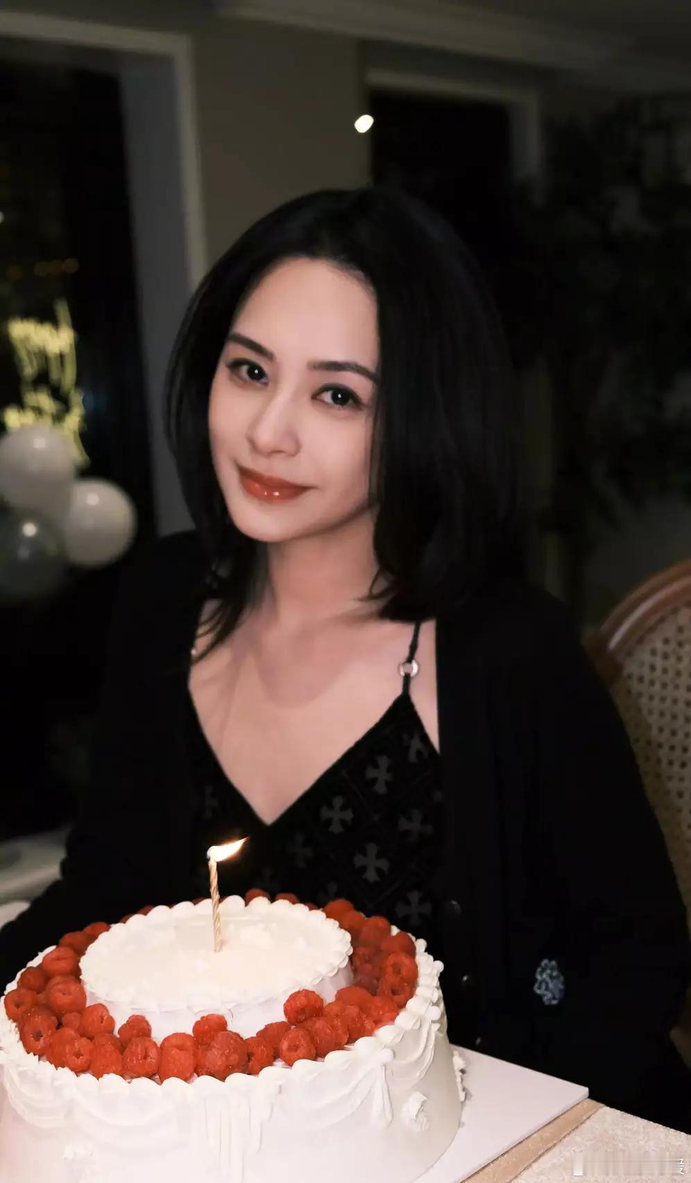 文亦娱乐阿娇晒庆生美照好养眼！穿吊带裙捧玫瑰花束俏丽多姿 