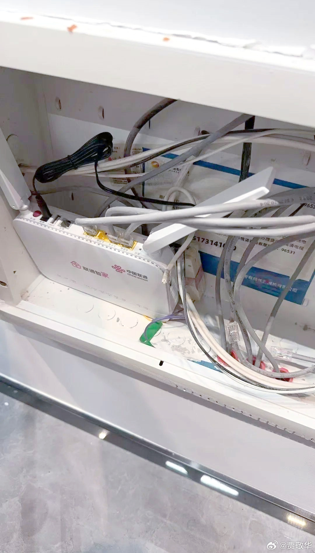 刚看到网友的吐槽，水表放在管道井里，自来水公司负责换电池，交流量费。然而，放在家