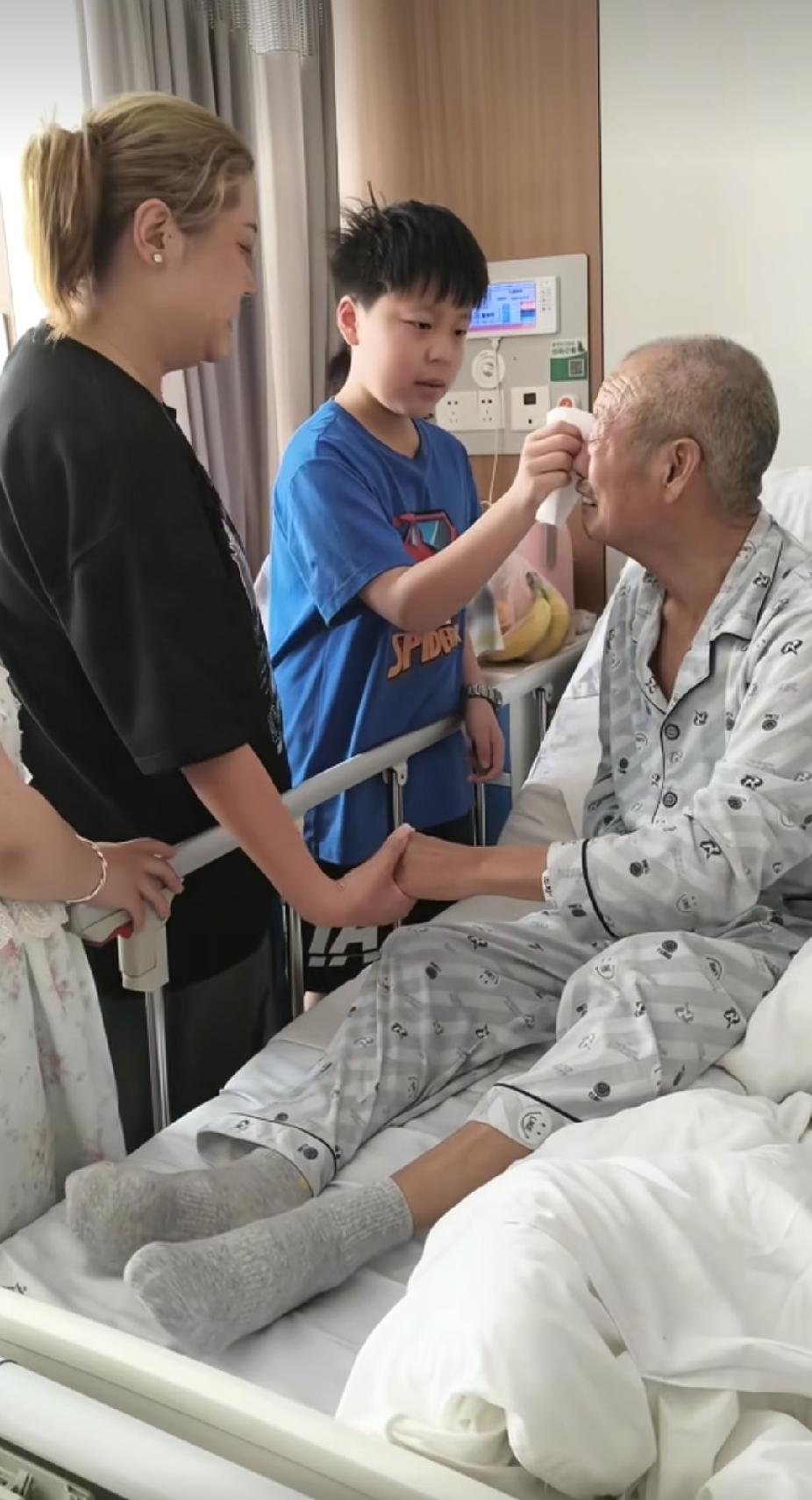 病床上的白发老人，看着站在面前，拉着自己手的女子，一下就哭了，得知两人的真实关系