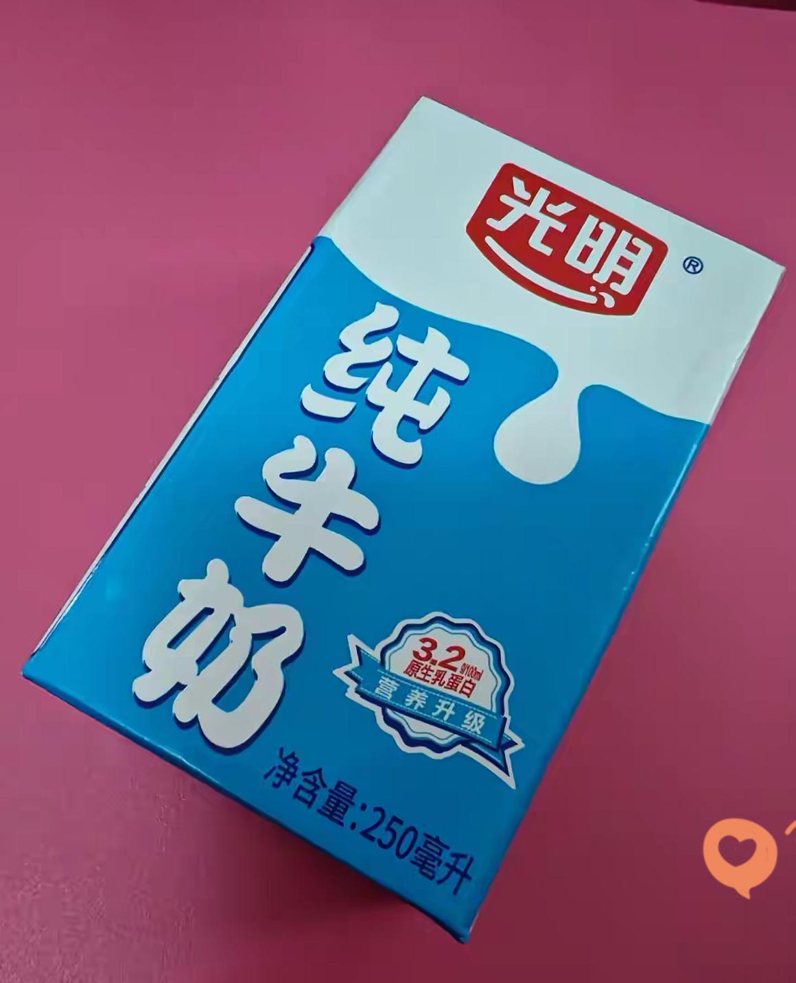 真是让上海的家长老泪纵横啊！

今天的点心，孩子们第一次喝到了光明牛奶！

还有