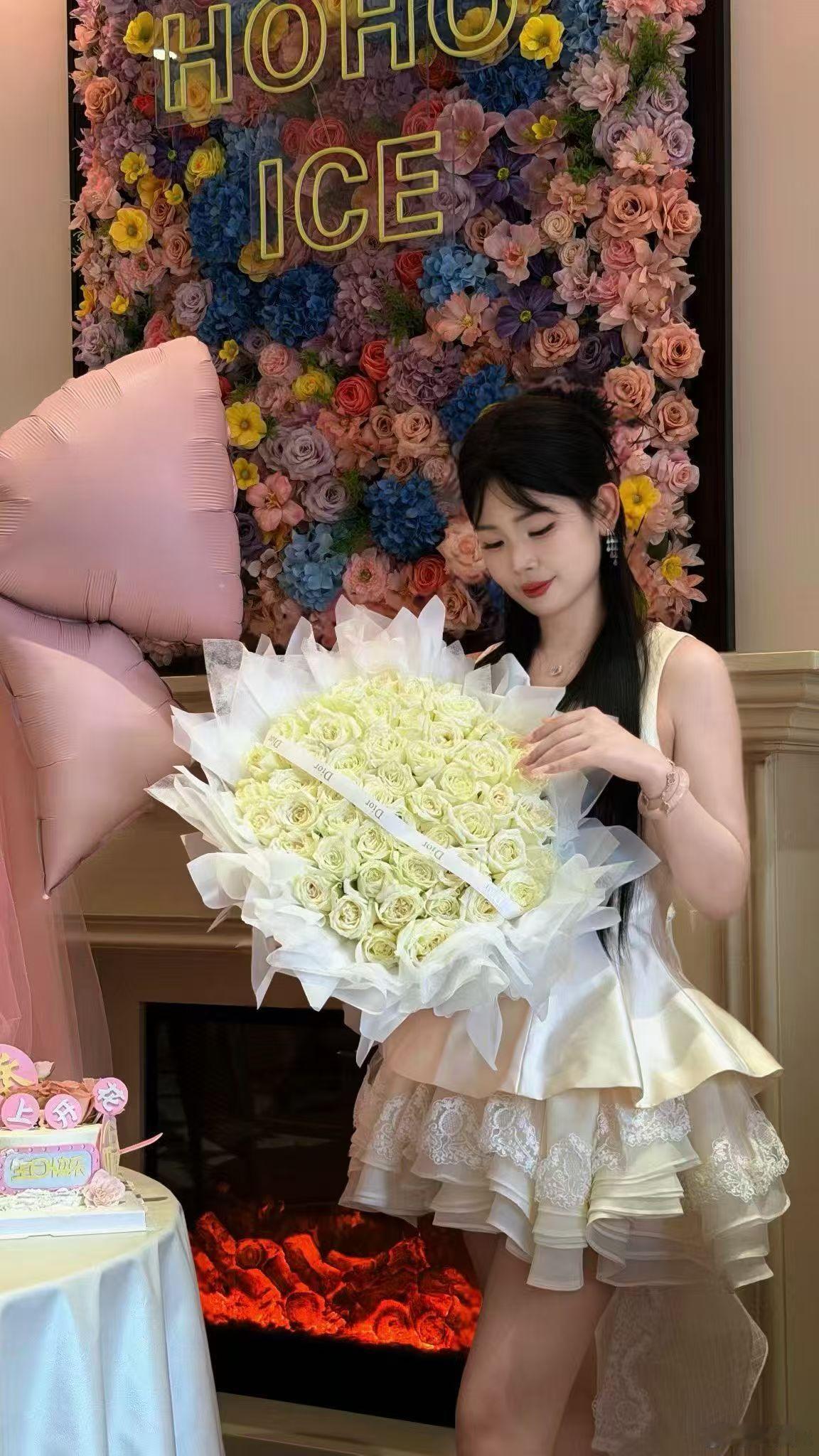 谁规定长大了就不能收花了？不仅要收，还要收最大最白的那种！😎 