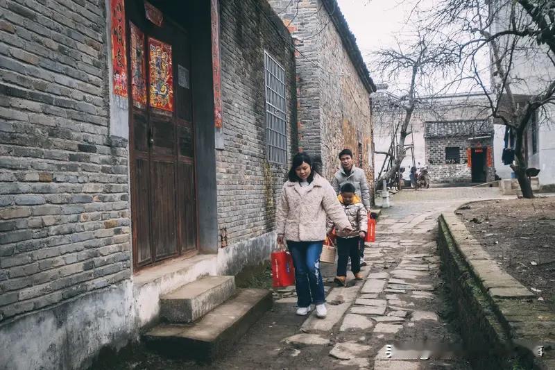 为何如今过年感觉不到年味了呢？只因连走亲访友联络感情的时间都没了！往昔过年时，一