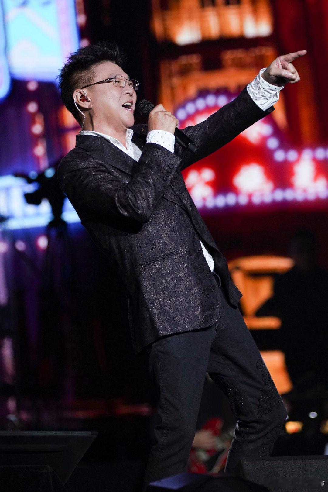 姜育恒69岁状态 69岁的姜育恒，宛如一首经典的老歌，越听越有韵味。万人演唱会现