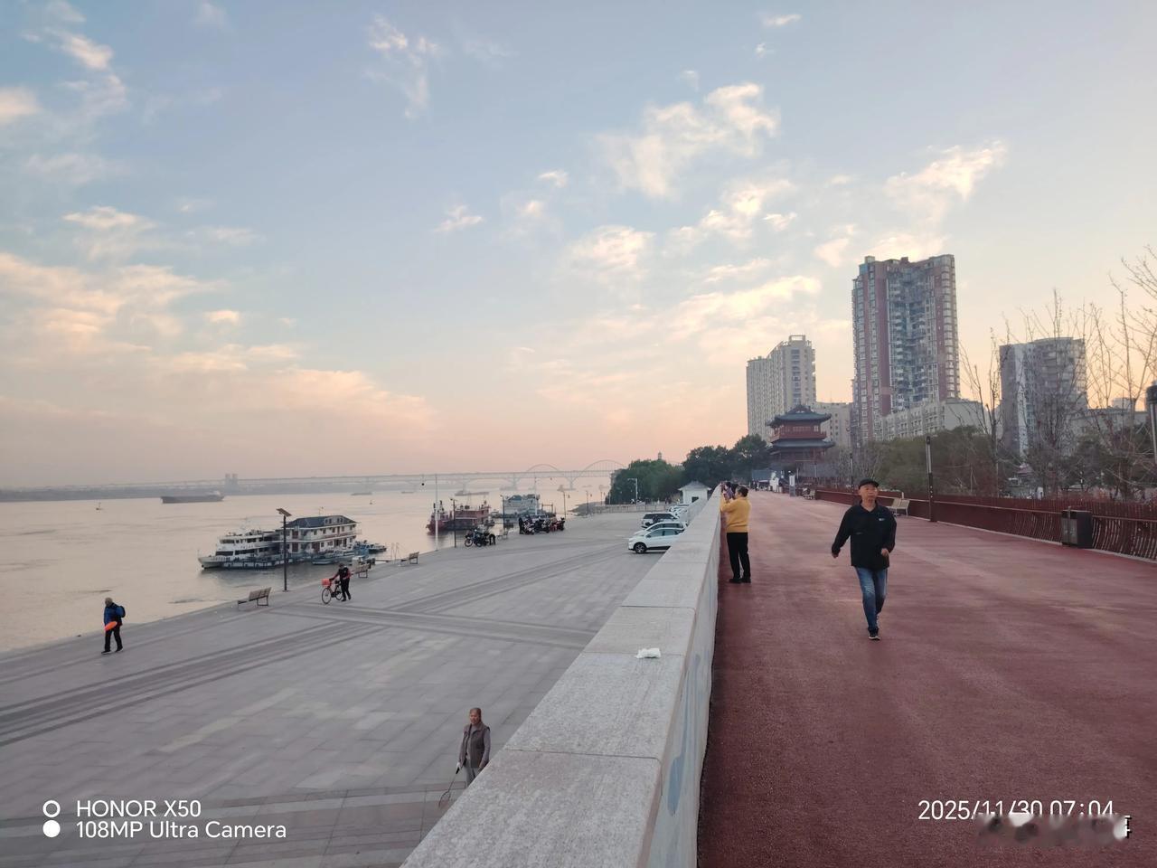 奋进江城共筑新篇11月30日长江岸边晨练“奋进江城共筑新篇”