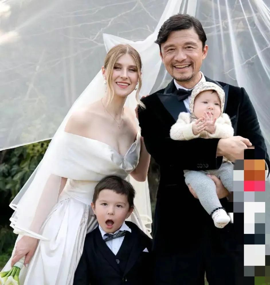 范志毅出席谢晖婚礼！50岁谢晖二婚迎娶34岁俄罗斯美女，5岁儿子100天女儿共同