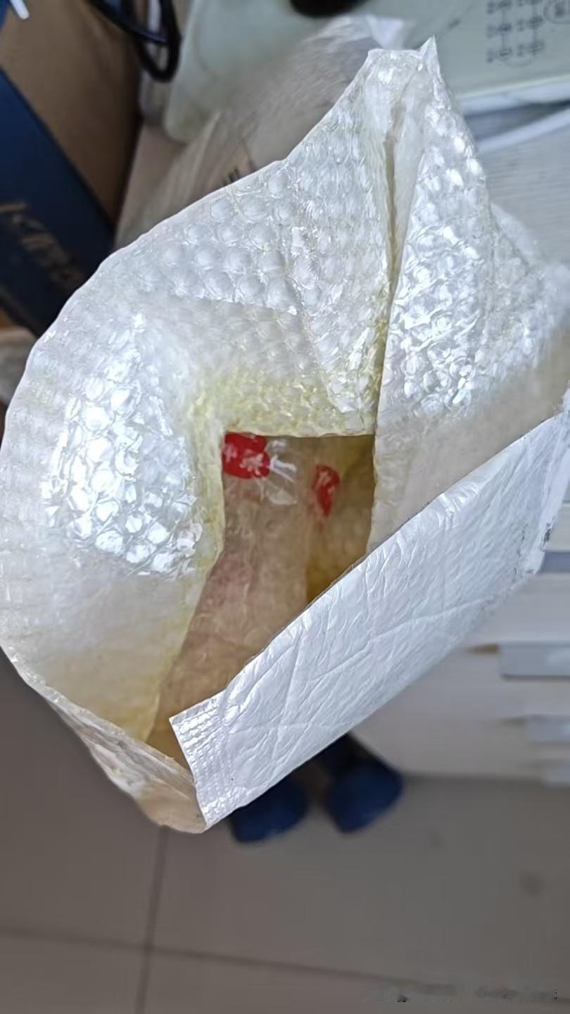 刚刚，我收到一个快递包裹，里面一瓶油全洒出来了。幸亏我戴了防化手套，不然一打开，