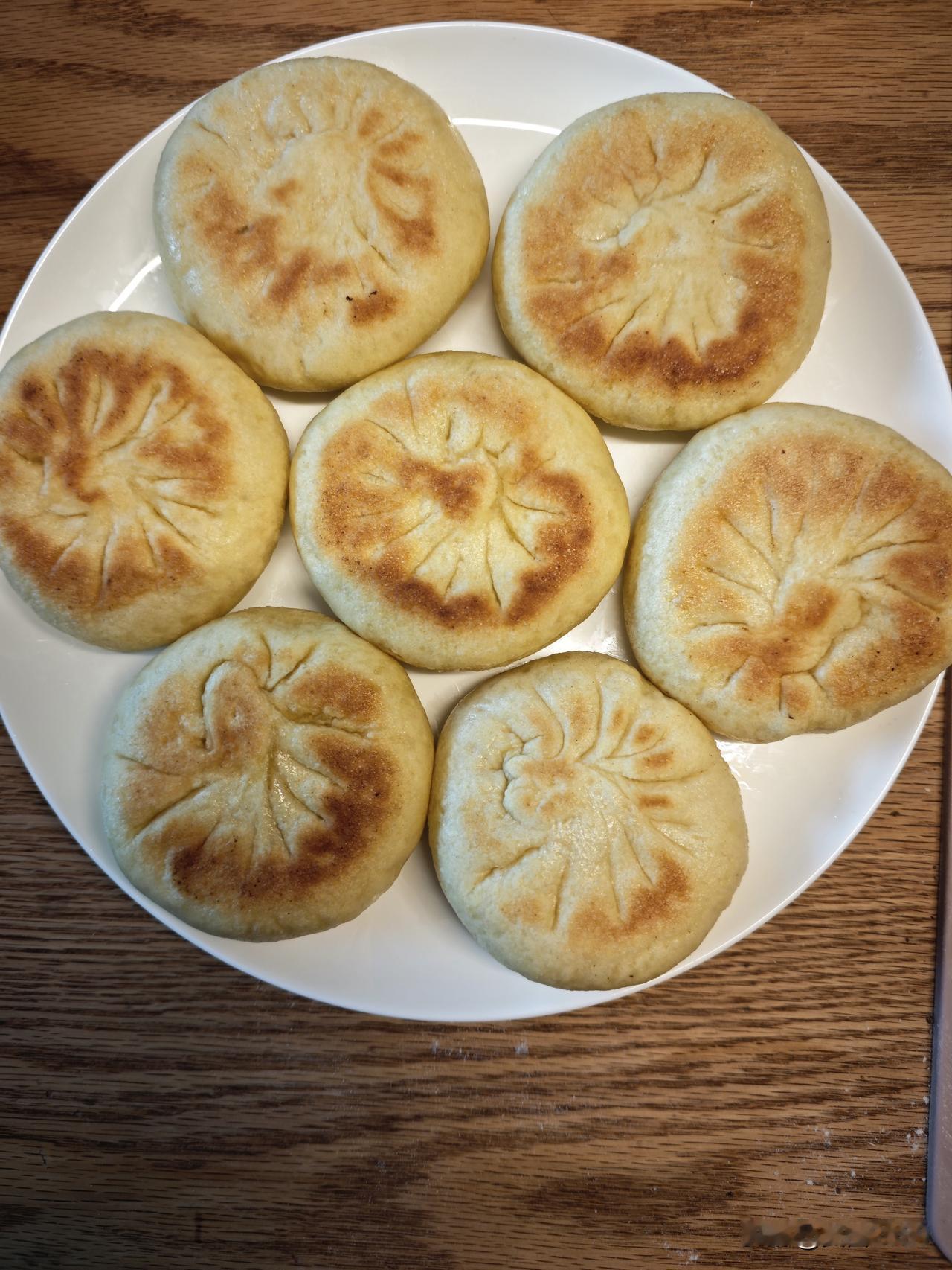 俺这臭水平，也就会烙个饼熬个粥，拌个咸菜。

你看这大早上的，烙一盆小饼，带馅的