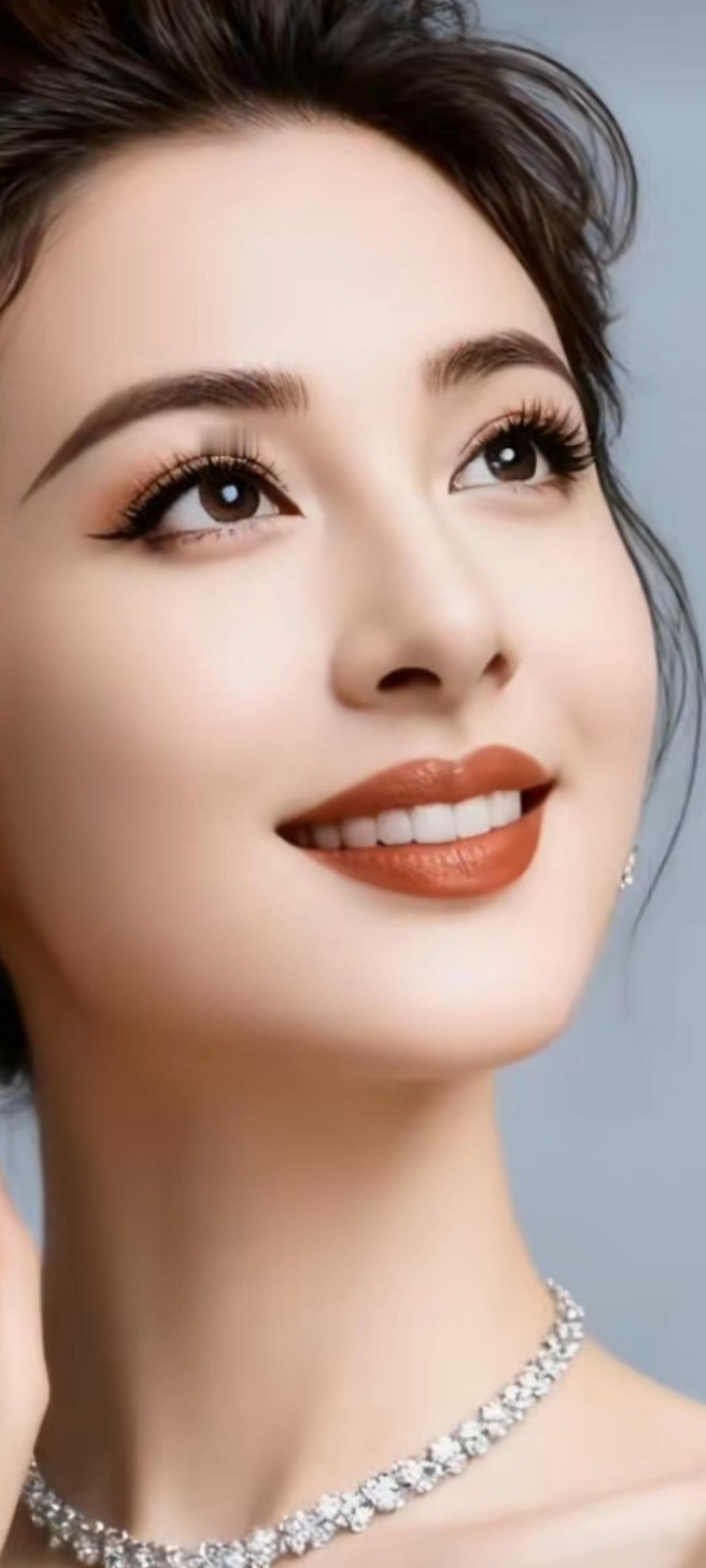 优雅气质，闪耀项链，甜美笑容，女神范儿