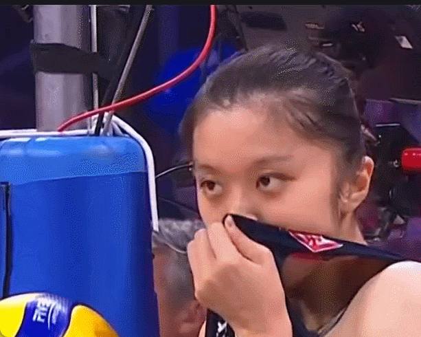 2025世界女排联赛中国女排vs美国女排陈厚羽这娃能处，赛前热身训练的时候，镜头