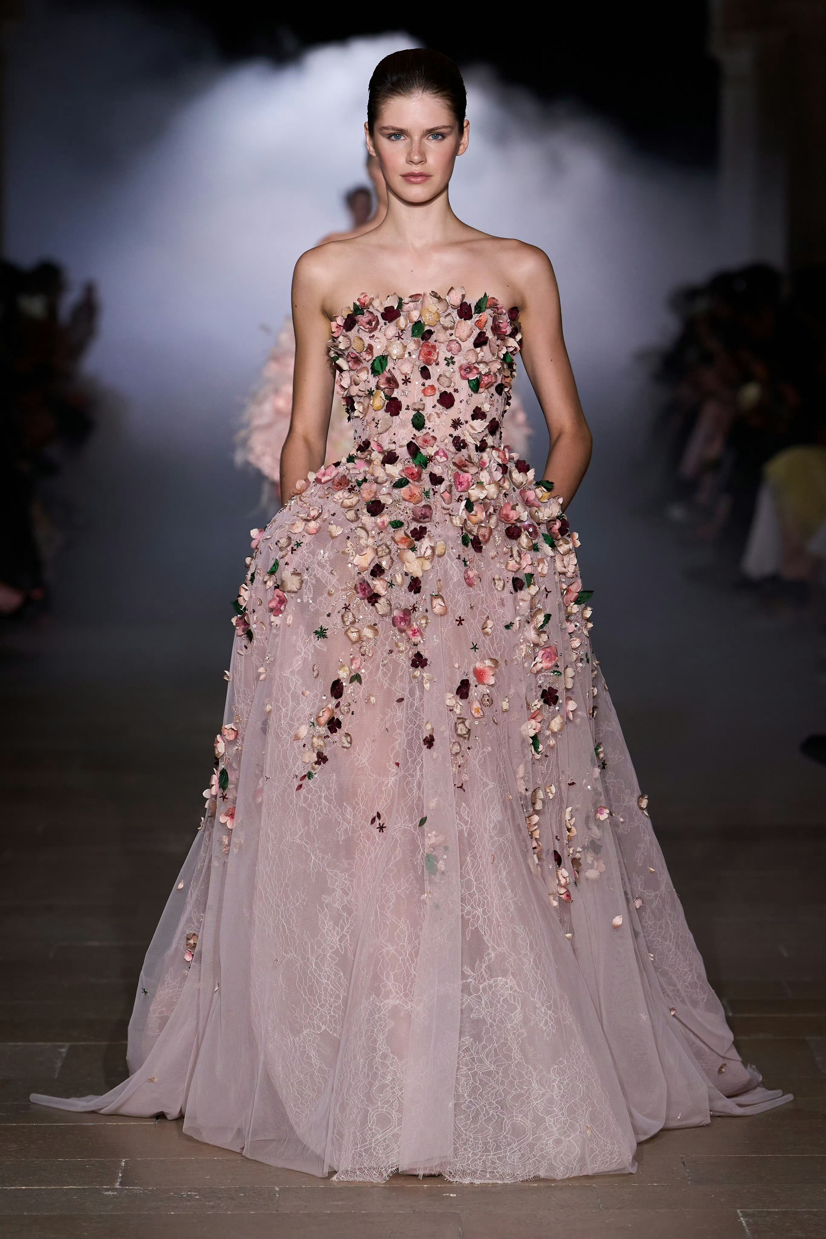 Zuhair Murad 2026秋冬高定 花园秘境很适合当作百花奖的红毯战袍～