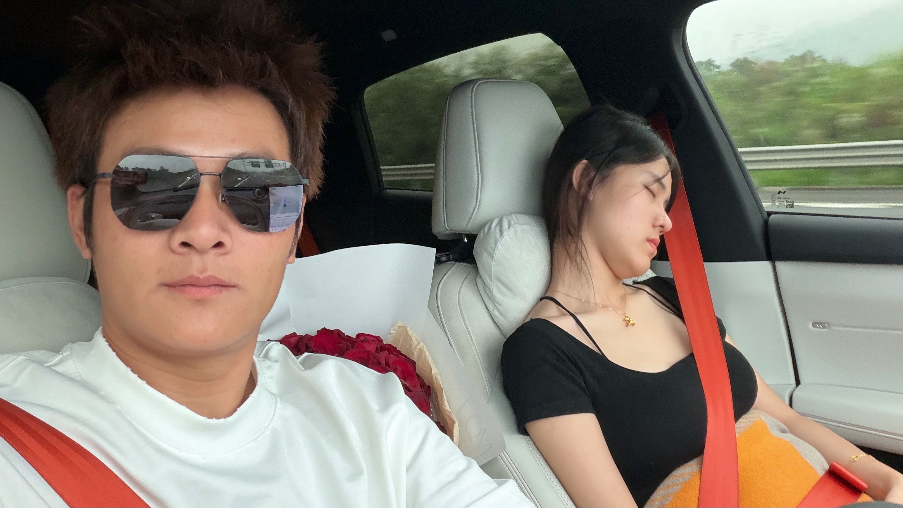 带小李去汕头南澳岛去拍点东西起太猛了，刚上车就睡着了 惠州·吉隆停车区(沈海高速