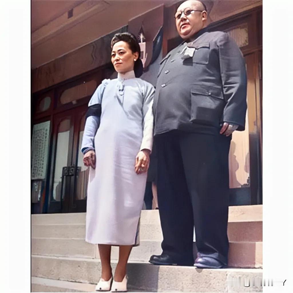 大腹便便的马鸿逵，一身旗袍的刘慕侠，这张照片摄于1948年夫妻二人在宁夏奔丧期间