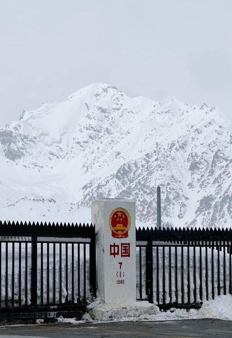 感谢 红旗金葵花国耀让我来到了神圣的红其拉普国门准备的画，带着敬意送给了边防战士