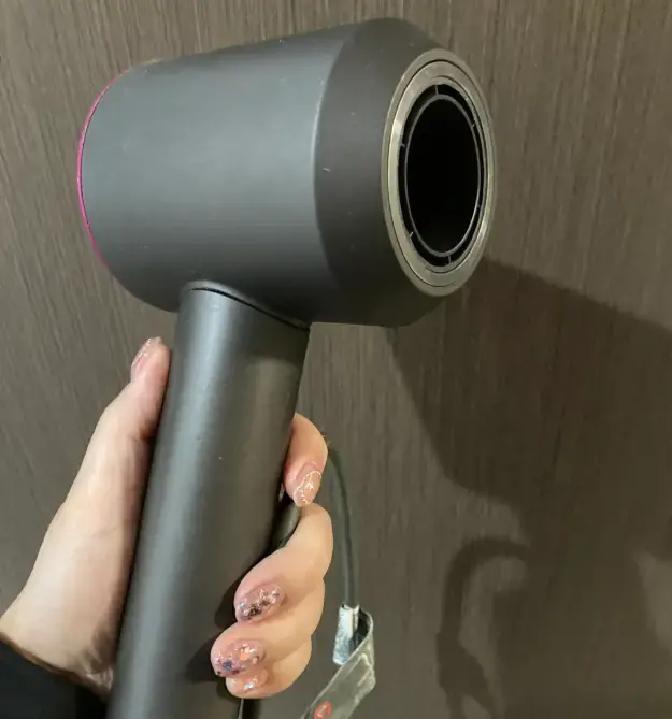 在家处理家电标签时，吹风机热风一吹，就能轻松剥离那些顽固贴纸，避免残胶烦恼。
