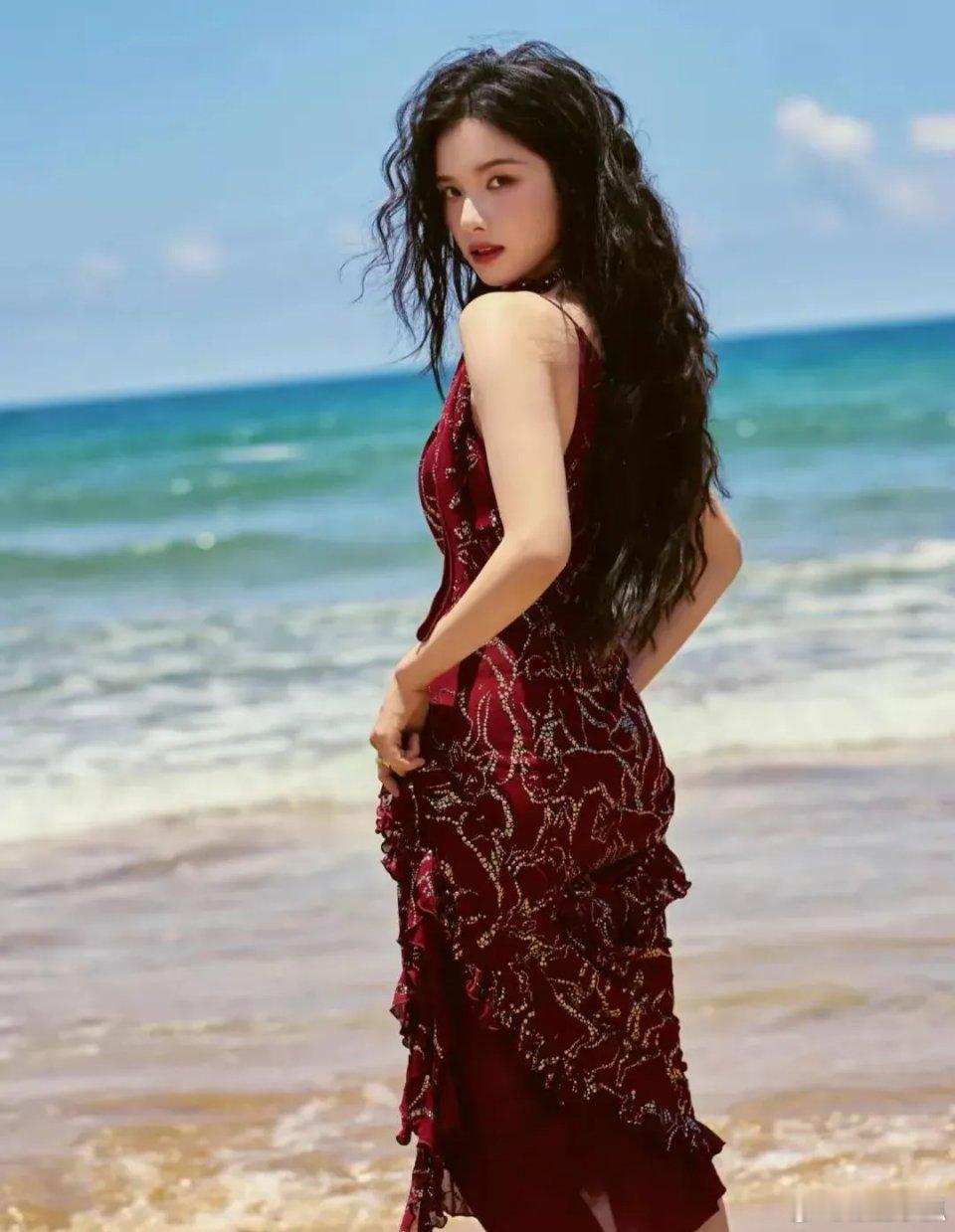 阳光倾洒，张婧仪慵懒倚坐救生员椅，海风轻拂发丝，氛围感拉满超治愈。 ​​​