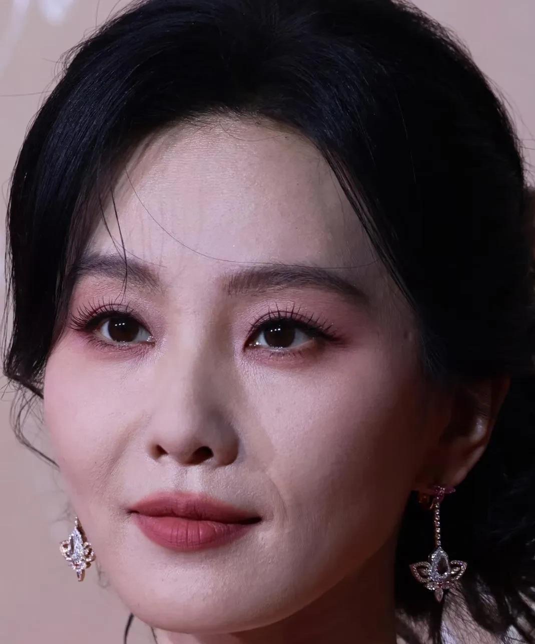 这是刘诗诗带妆的高清生图，脸部卡粉好尴尬，法令纹清晰可见显老10岁不止！

看来