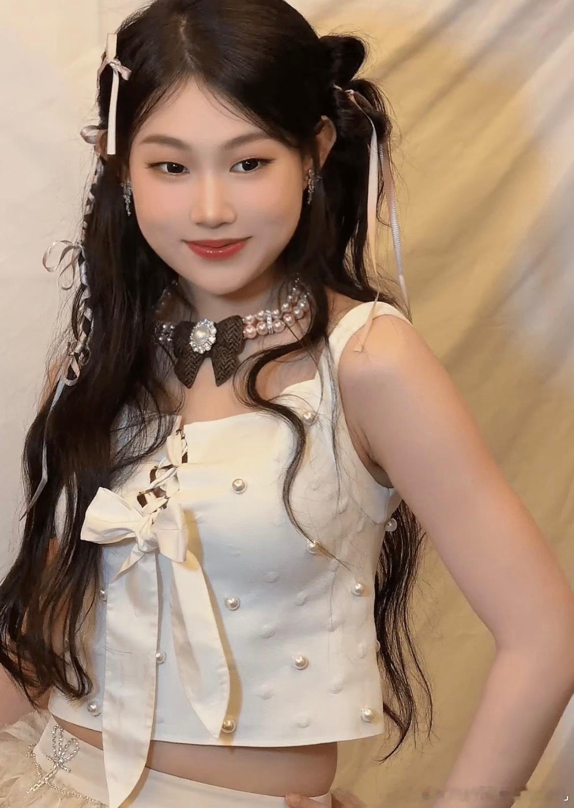 金靖瘦下来像沈佳润像不像的每个人有每个人的看法吧，我是觉得不太像，但是金靖瘦下来