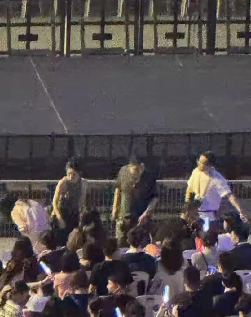 家人们，上周末霆锋的杭州演唱会太炸了！眼尖网友发现，前排居然坐着薇娅！
 
她这
