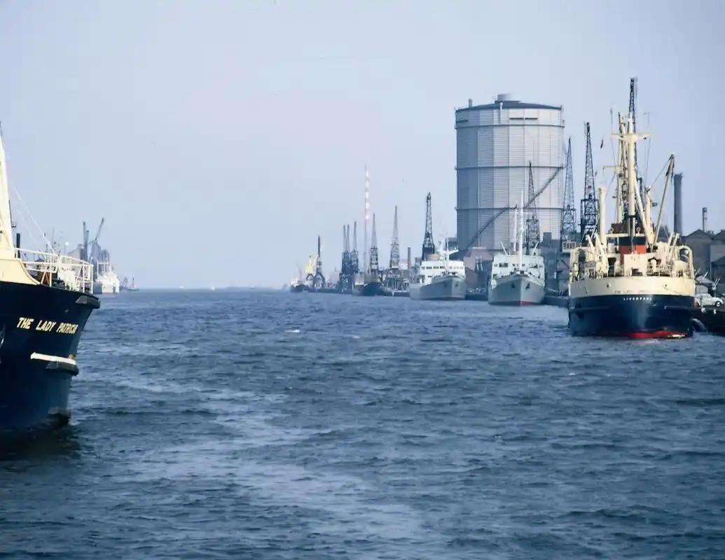 三场战火席卷能源区，美国霸权适得其反，多国转向人民币结算 

很多老百姓都疑惑，