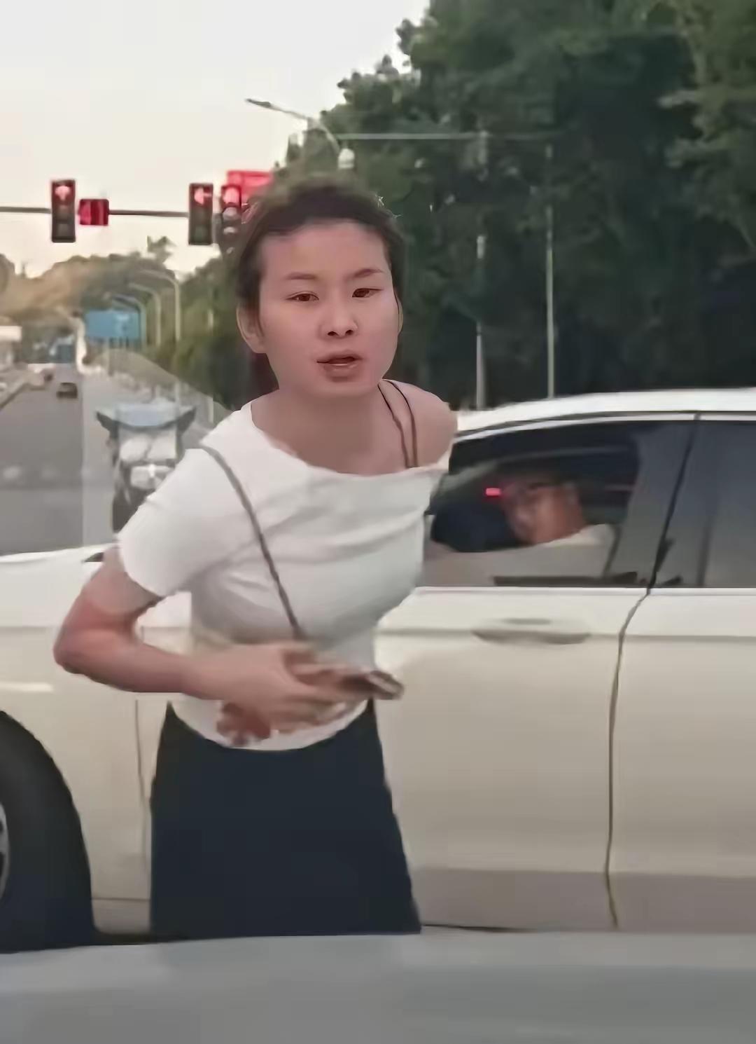 口水姐出名了。违法加塞还朝人吐口水，结果上了热搜，全国人民都认识你了。人啊不能太