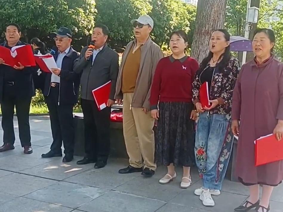 齐聚崇福公园
 高歌红色经典
星期五上午，商卓越艺术学校赵德义校长带领退休老干部