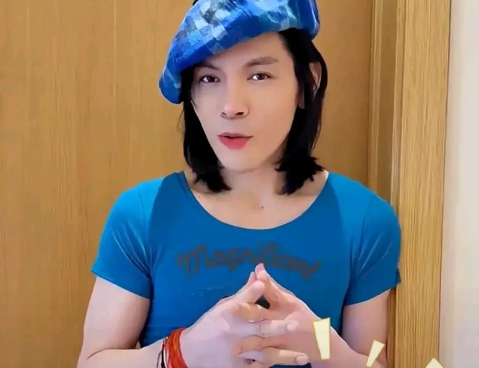 向佐这是受了什么刺激了吗？
第一次看到他这样还以为就是一时的心血来潮。没想到他在