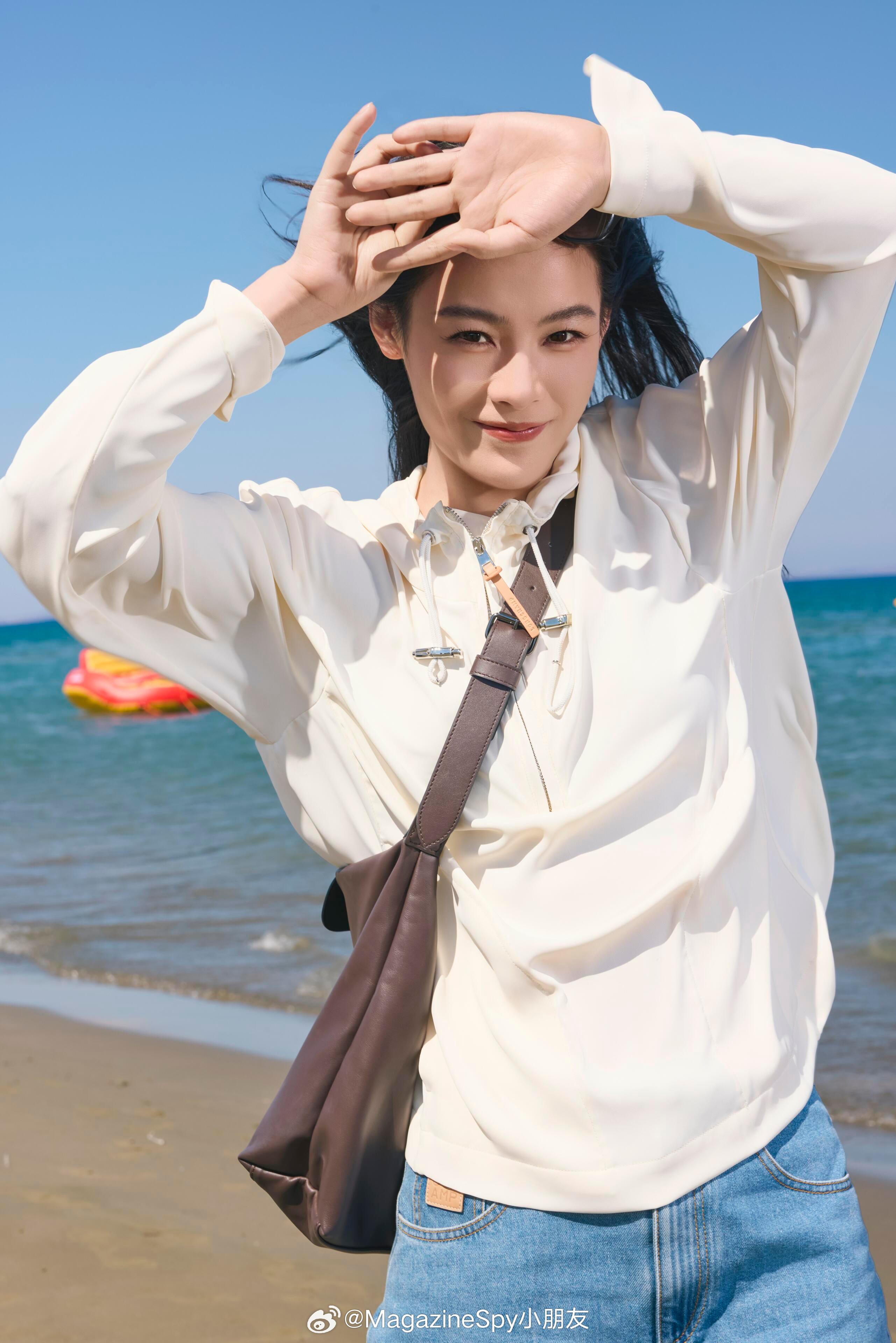 陈丽君在塞浦路斯中国电影周的一组写真，奢牌Longchamp珑骧加持造型，白色上