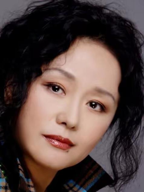 1979年，饰演潘金莲的廖学秋拍完，赶回家中却看到老公怀里搂着一个陌生女人，廖学