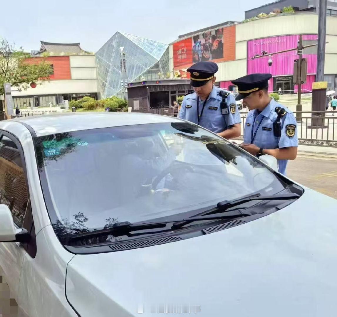 【西安整治网约车乱象下架万余辆违规车】西安网约车整治累计下架万余辆违规车近日，为