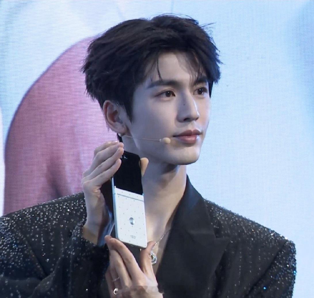 今日直播男星：张凌赫、周翊然张凌赫 女孩一定得吃碳水 ​​​