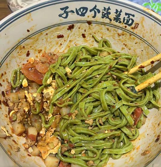 有的人说这家面太难吃了，不过我觉得挺好吃的。一方水土养一方人，很正常。南方和北方