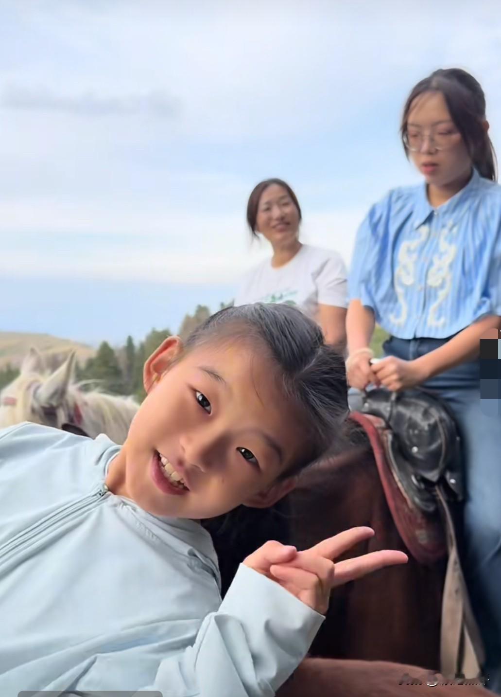 谢浩男妈妈现在的生活惬意极了！仅仅几场直播带货，就已经实现了财富自由。四个孩子也