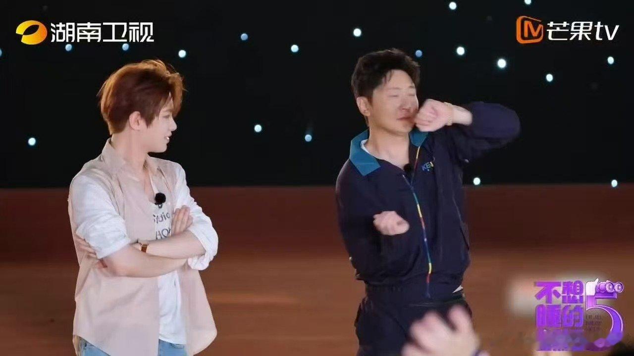 不想睡的星期五团舞不想睡的星期五群像 跟着节奏尽情跳跃，嘉宾们释放活力奔赴青春热