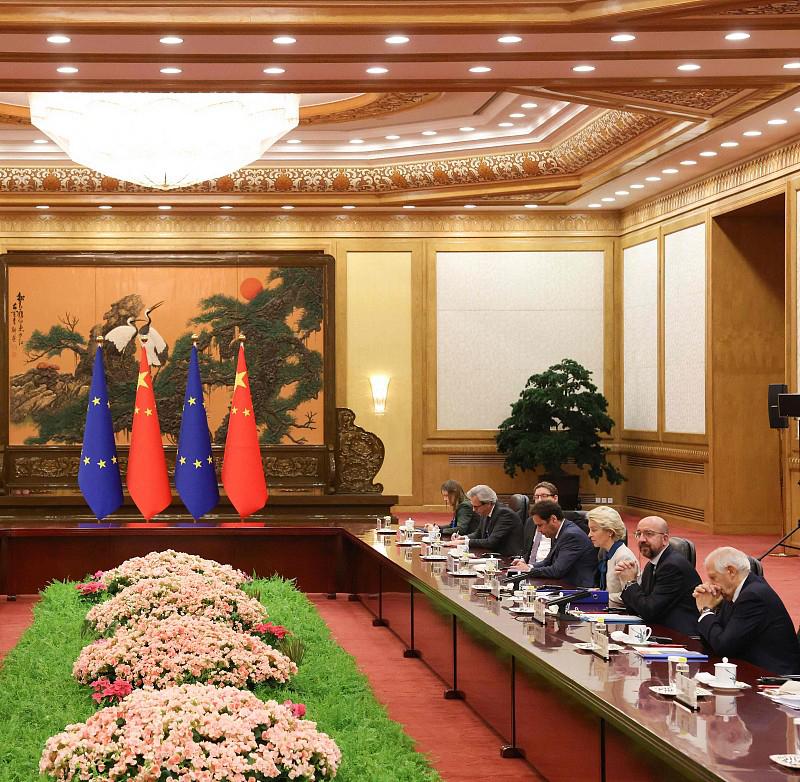 最近刷到两个完全不搭边的话题，一个是中欧贸易谈判敲定16项共识，另一个是电竞圈吵