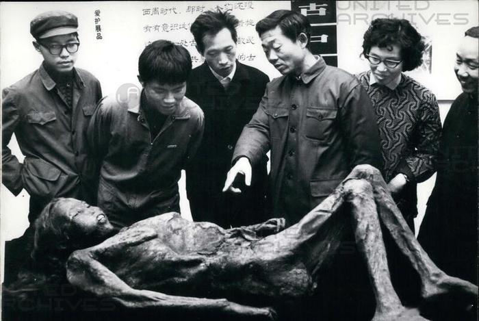干尸，看墙上的文字判断图1应该是展览现场 ​​​