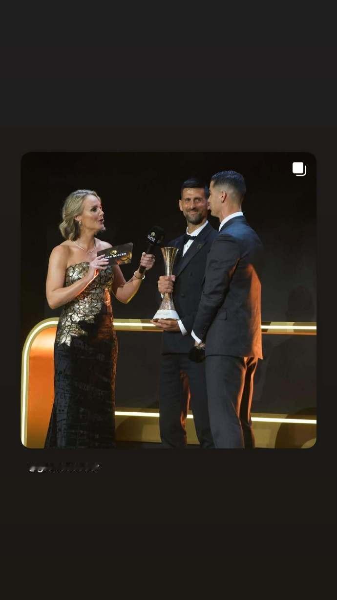 足球：C罗给德约科维奇颁发金球奖
德约科维奇现身金球奖！凌晨的足球金球奖颁奖典礼