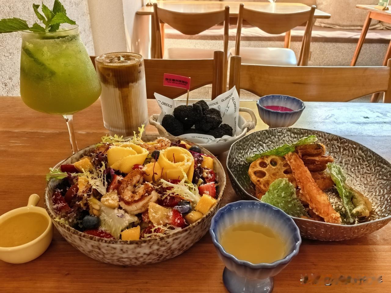 下一个惠州野岛网红打卡餐厅，会是这里吧？？盐禾小院，坐在窗边就能看到标志性“野岛