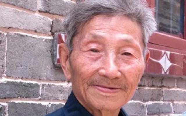 1979年 ，一位老人为了证明自己是老红军，不顾危险在北京拦下一辆军官的车，眼看