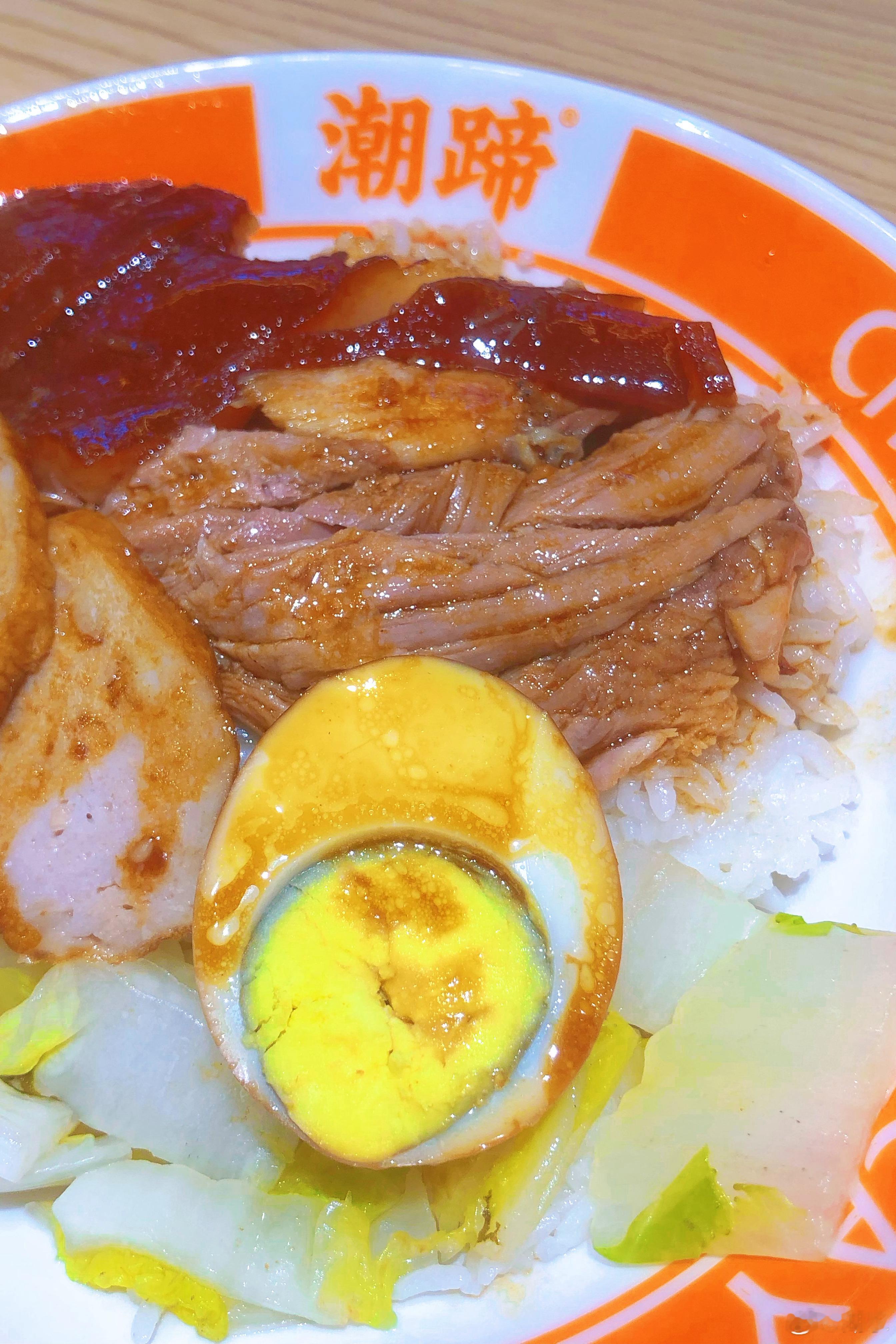 广州低收入人群的“救命餐”，15元一份的猪脚饭，还怪好吃的。午餐[超话]猪脚饭 