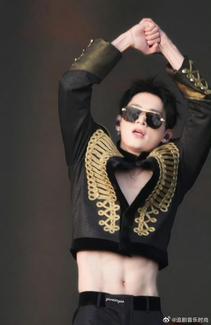 姚琛真的在玩火姚琛有星味无班味 舞台上的他，是被火焰点燃的星光——真空造型撕开束