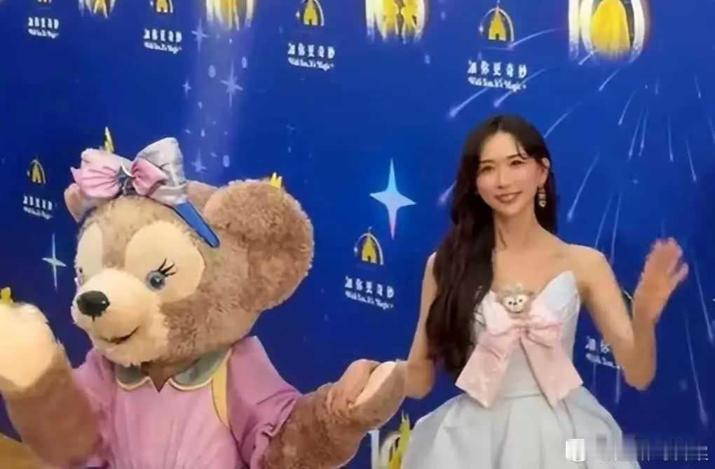 林志玲被封杀不到一个月就现身上海迪士尼，一句"回家"引爆全网 