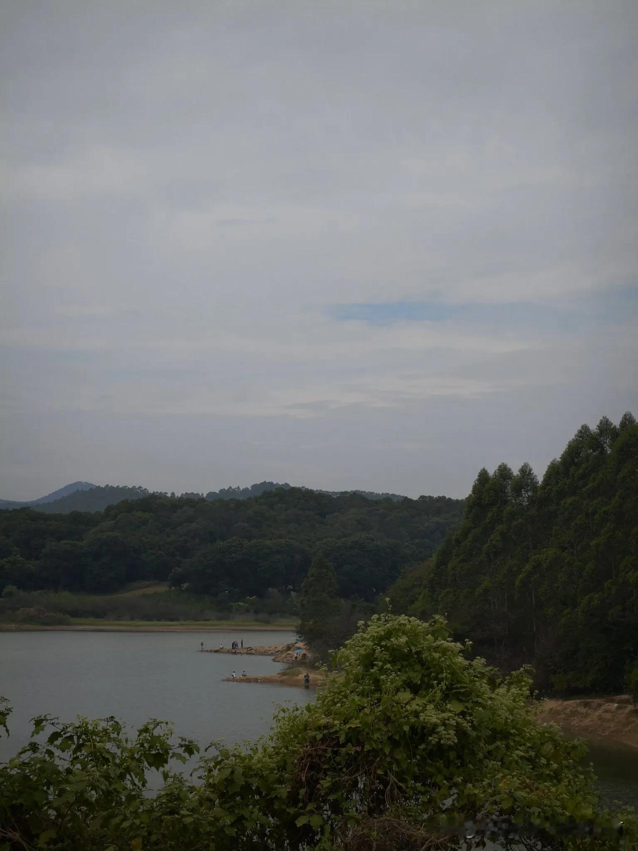 山青水绿，心旷神怡。#山里水库好风光# #水库风光，# #水库美景分享#