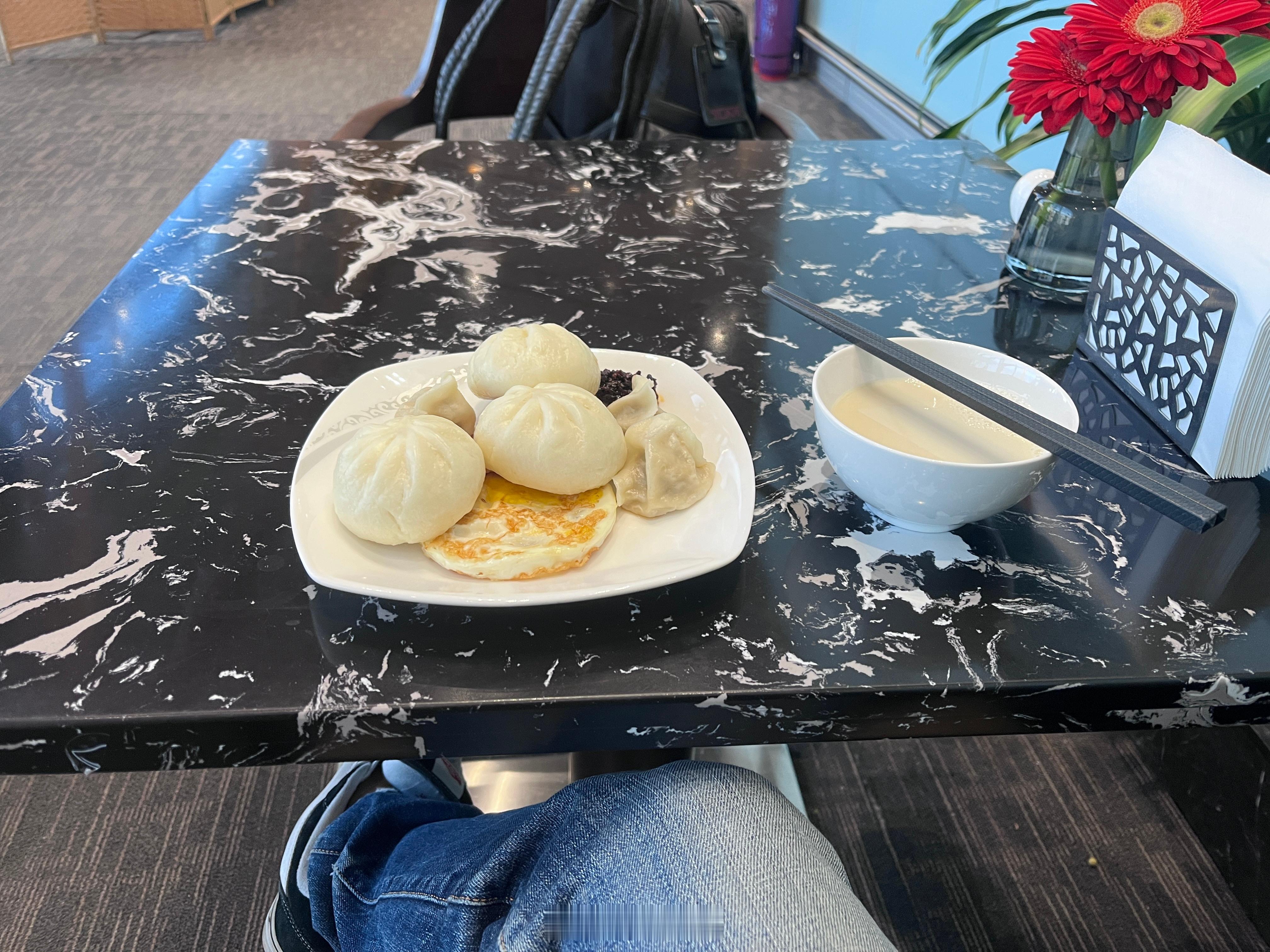 太久没飞了…原来怎么没觉得老321的出口位置这么宽…旁边没人一路睡到落地睡的还挺