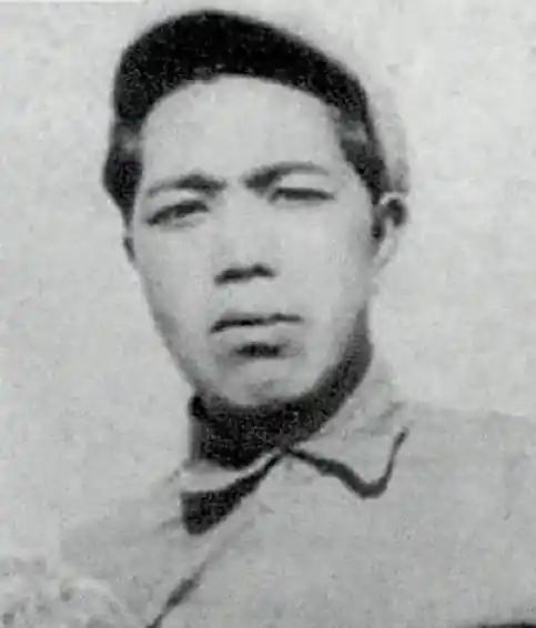 1941年，日本兵松野觉被俘，就在他挣扎时，竟突然去拉新四军战士腰间挂着的手榴弹