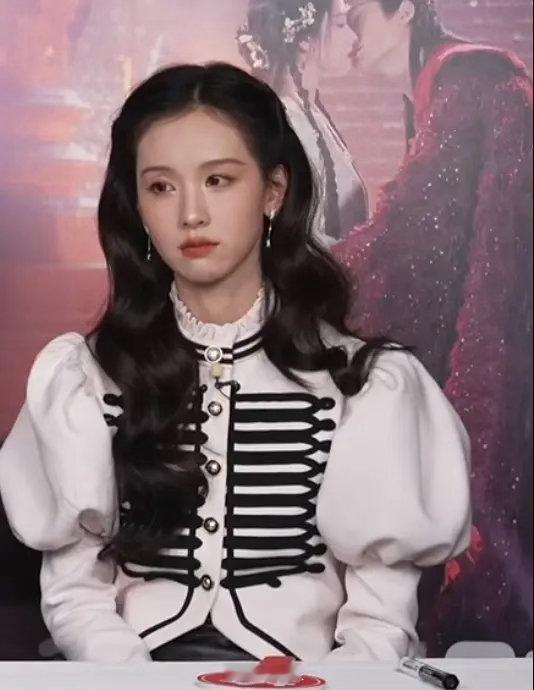 这个妆不敢恭维 