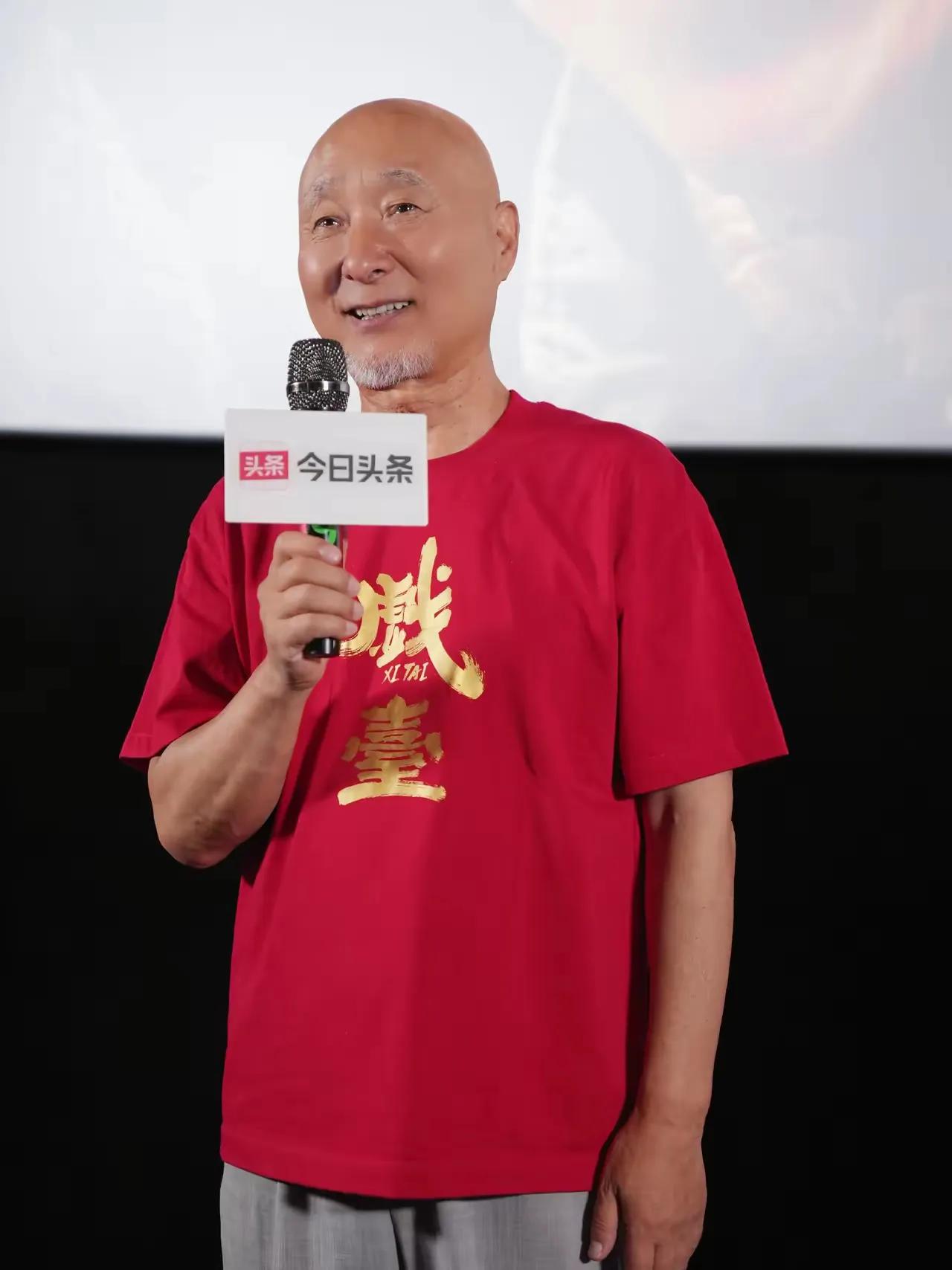 陈佩斯《戏台》上映两天票房破亿，这速度够吓人的。听说影院里黑屏了观众都舍不得走，