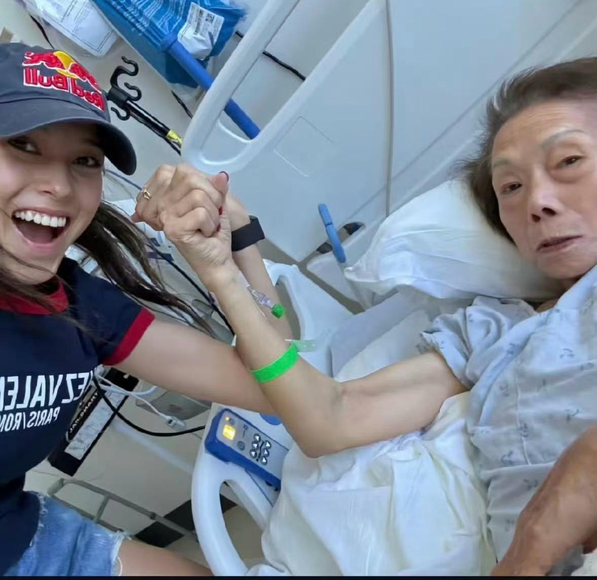 谷爱凌晒奶奶戴奖牌合照2026年2月22日，谷爱凌在米兰冬奥会自由式滑雪女子U型