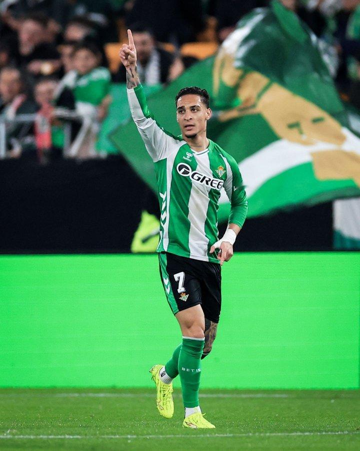 上半场对阵费耶诺德的比赛中贡献一粒进球和一次助攻安东尼本赛季在欧联杯出场6次，贡